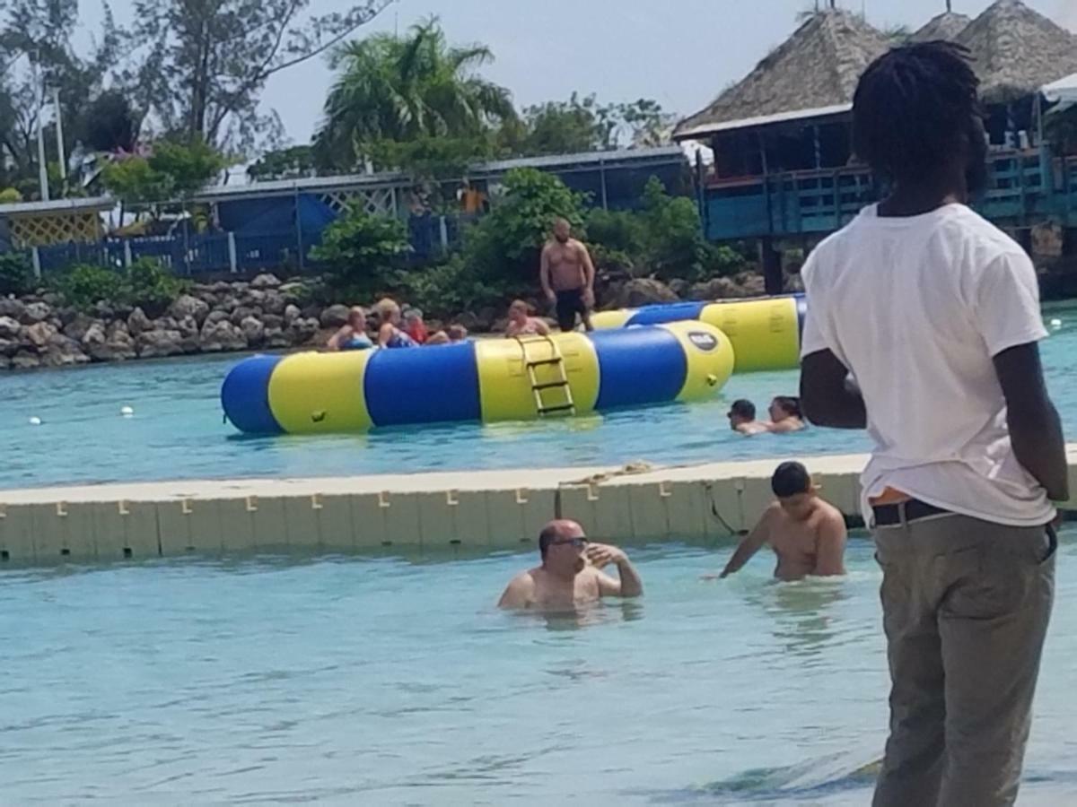 Rosi Ocean Sand Hotel Apt Ocho Rios Esterno foto