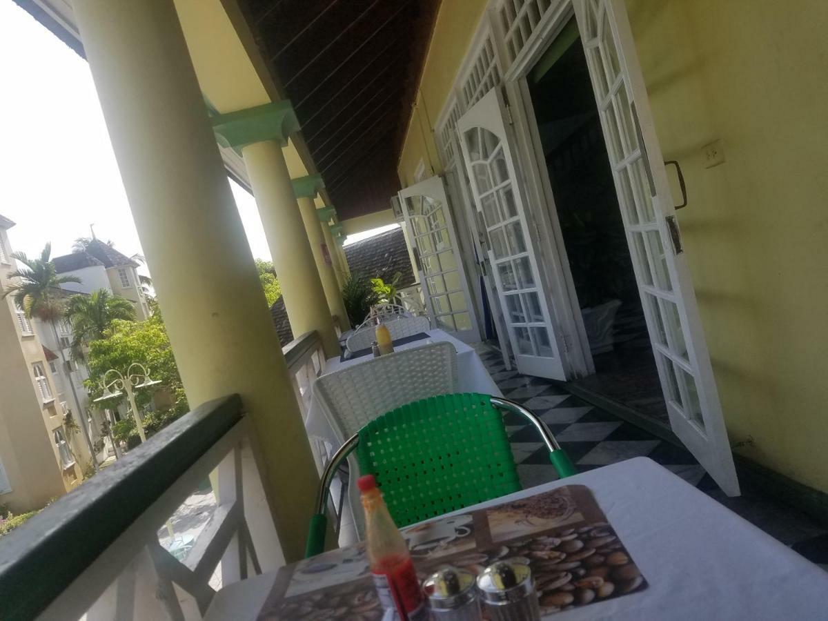 Rosi Ocean Sand Hotel Apt Ocho Rios Esterno foto
